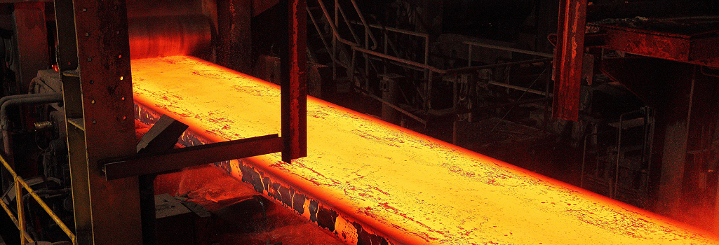 Aciérie Arcelor Mittal. Site de Chertal. Herstal. Belgique.
Située sur la commune d'Oupeye, entre la Meuse et le Canal Albert, la presqu'île de Chertal regroupe les activités de l'aciérie et de ses coulées continues ainsi que celles du laminoir à chaud (TLB), opérationnels depuis 1963. 


L'aciérie reçoit la fonte liquide dans des poches torpilles d'une contenance de 130 tonnes. Elle comprend deux stands de désulfuration de la fonte, trois convertisseurs LD-HC de 210 tonnes dont deux en activité, une station de métallurgie en poche et un traitement sous vide pour les aciers ultra bas carbone. 
  
La coulée continue à deux brins fonctionne depuis 1983 et celle à un brin depuis l'an 2000. L’aciérie et les Coulées continues de Chertal ont une capacité de production de 3.500.000 tonnes par an.
  
Le laminoir à chaud produit des coils à chaud à partir des brames fournies par les coulées continues. Ces coils sont principalement destinés à alimenter les installations de l'aval. Les installations ont progressivement intégré toutes les nouveautés techniques afin de rester à la pointe du progrès et de fabriquer des produits de qualité dans les délais fixés et de manière compétitive. Le Laminoir à Chaud est composé de deux fours de réchauffage, un dégrossisseur réversible, un train finisseur à 6 cages équipées de serrage hydraulique et du shifting des cylindres ainsi que de deux bobineuses. Le coil à chaud peut atteindre 32 tonnes, 2 m de large et un kilomètre de long. L'épaisseur peut varie de 1,5 et 12 mm. Le Laminoir à Chaud peut produire jusqu’à 3.000.000 de tonnes d’acier par an. 